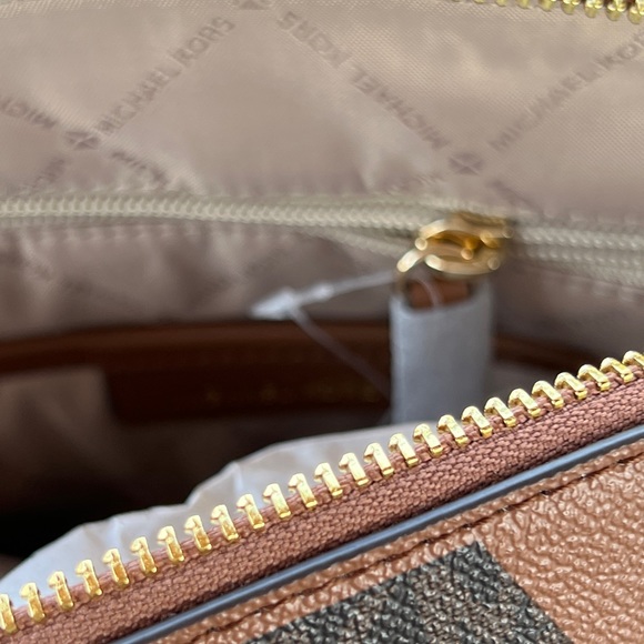 Michael Kors MK Graphic Logo Cindy backpack Signature NWT Authentic - Picture 10 of 10